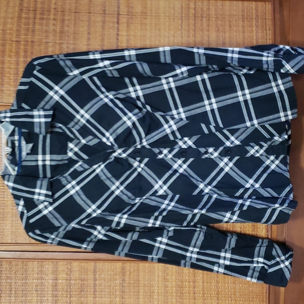 Super flattering blak & white plaid cotton blouse